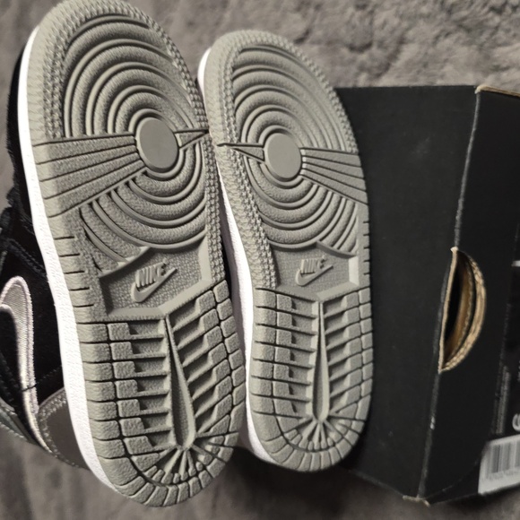 Jordan 1 High Kids Metallic Black Sneakers - Picture 5 of 6